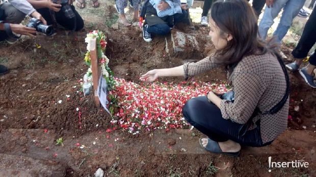 Suasana pemakaman Cecep Reza