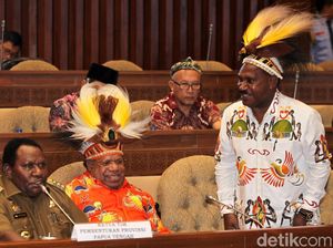 Kepala Daerah Papua Pakai Topi Rumbai Saat Rapat di DPR