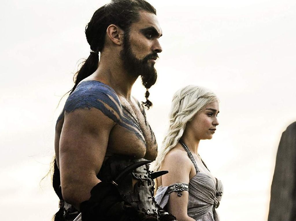 Cerita Emilia Clarke saat Jalani Adegan Intim dengan Jason Momoa Cerita Emilia Clarke saat Jalani Adegan Intim dengan Jason Momoa