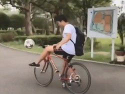 Gaya Nyentrik Pemuda Jepang saat Dribble Bola