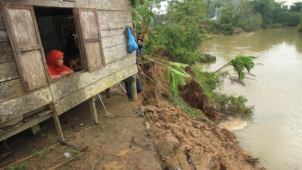 Longsor Mengancam Warga Usai Banjir Melanda Aceh Barat