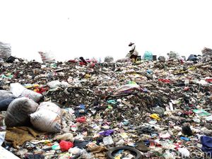 Bantargebang Menunggu Tumbang