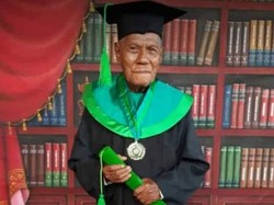Panutan! Kakek La Ode Wisuda Sarjana di Usia 85 Tahun