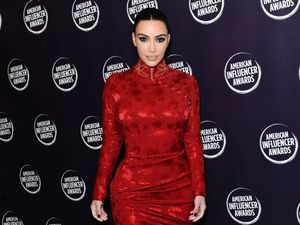 Sneakers Yeezy yang Dipakai Kim Kardashian Diolok-olok Mirip Helm Sepeda Sneakers Yeezy yang Dipakai Kim Kardashian Diolok-olok Mirip Helm Sepeda