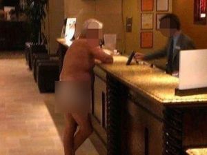 Misteri Turis Cuma Pakai Celana Dalam di Depan Resepsionis