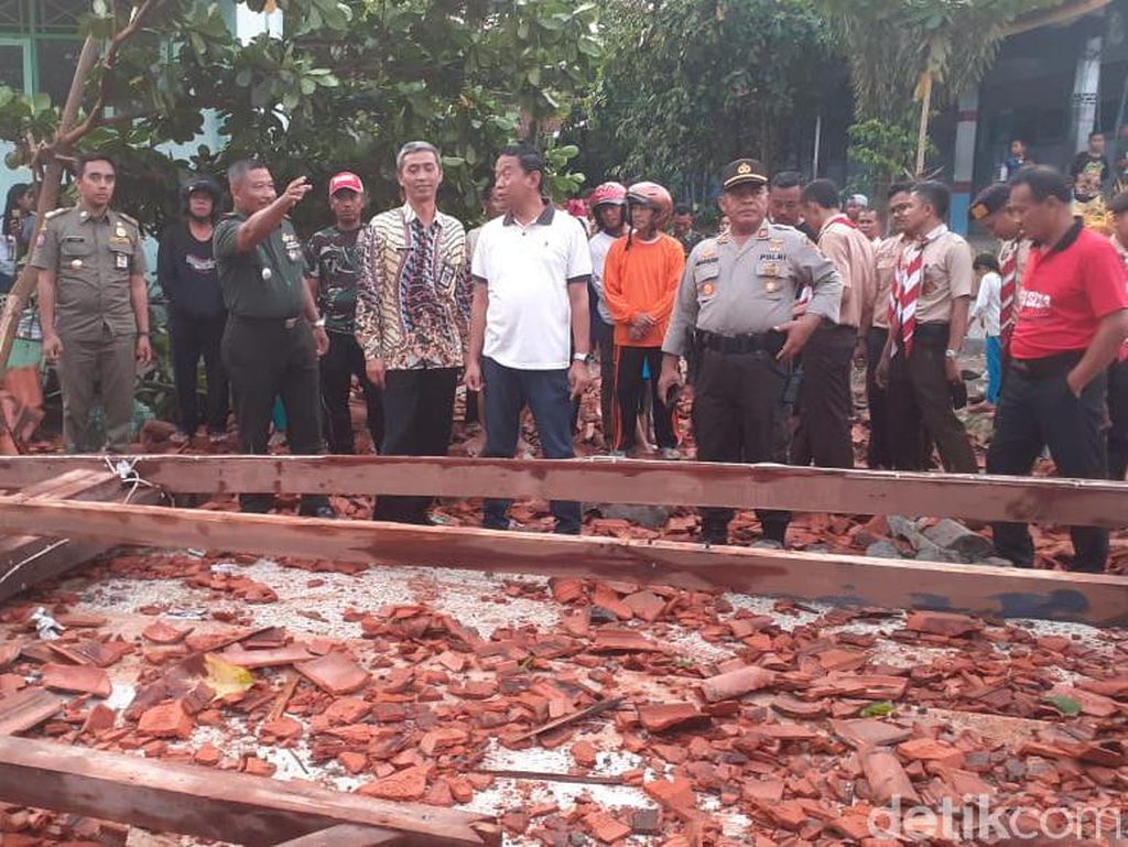 Aula SMKN 1 Miri Ambruk, Kepsek: Korban 22 Siswa, 17 Dirawat di RS Aula SMKN 1 Miri Ambruk, Kepsek: Korban 22 Siswa, 17 Dirawat di RS