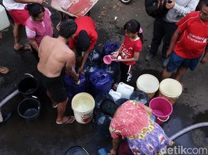Warga Cipayung Antre Air Bersih