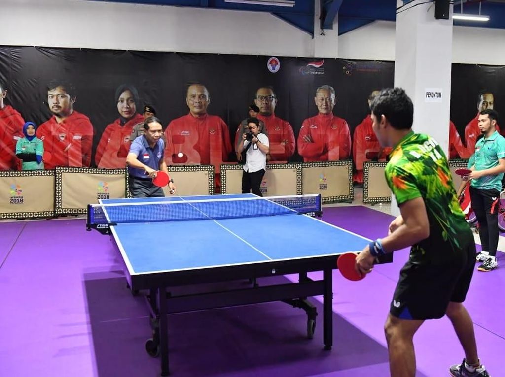 Tinjau Pelatnas, Menpora Main Tenis Bareng Atlet Asean Para Games Tinjau Pelatnas, Menpora Main Tenis Bareng Atlet Asean Para Games