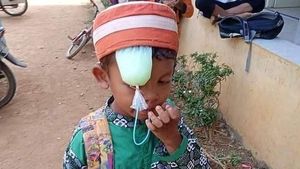 Ngakak! Gaya Kocak Warga Indonesia Saat Menikmati Minuman