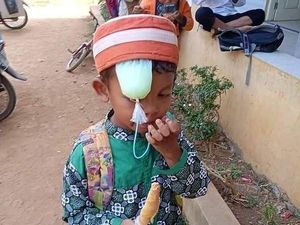 Ngakak! Gaya Kocak Warga Indonesia Saat Menikmati Minuman