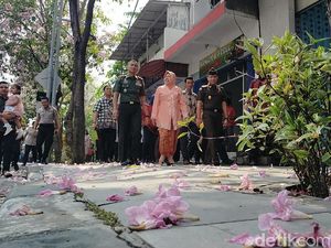 Ultah ke-58, Risma Ajak Pejabat Nikmati Mekarnya Tabebuya