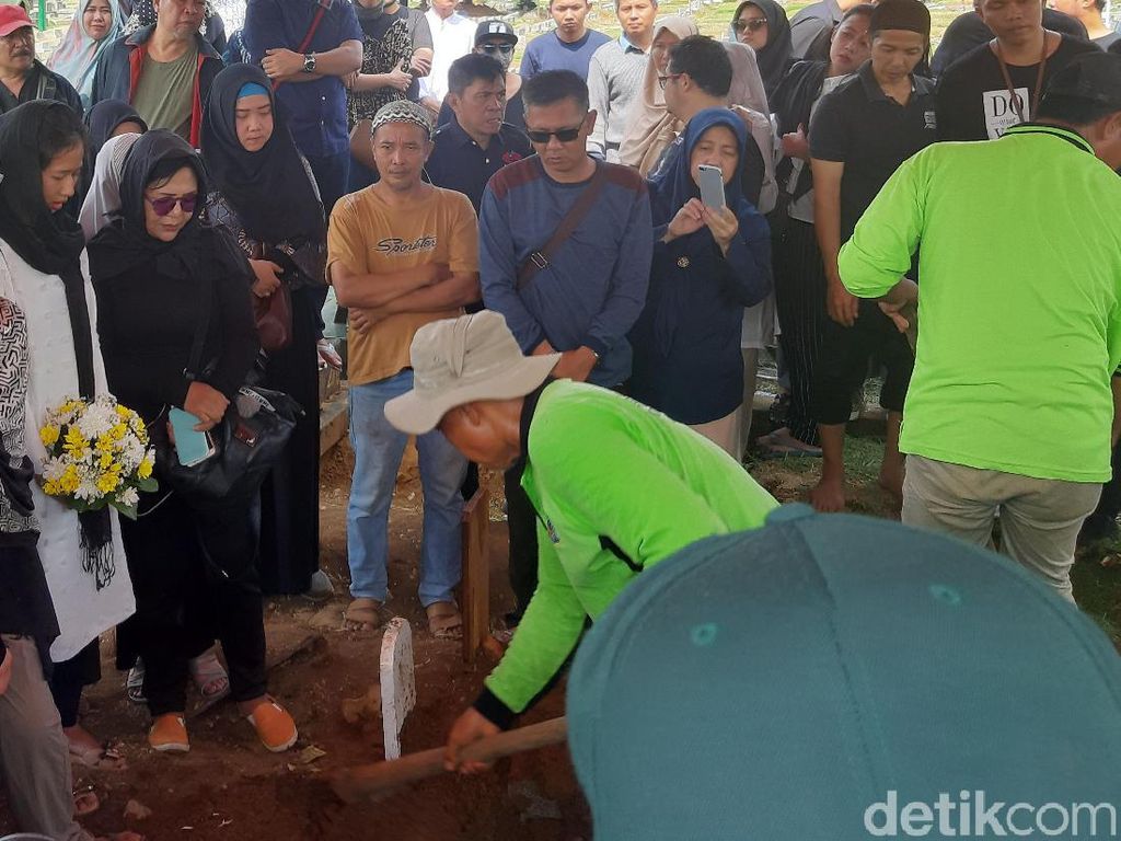 Tangis Istri Pecah di Pemakaman Cecep Reza Bombom