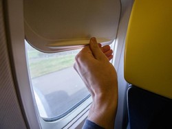 Lucu... Ini Candaan Pilot tentang Membuka Jendela Pesawat Saat Takeoff