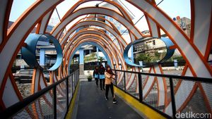 Melihat lebih Dekat Jembatan Ketupat Kebanggaan Anies