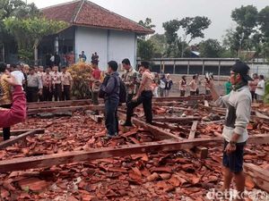 Puing-puing Aula SMKN 1 Miri Sragen yang Ambruk Diterjang Angin
