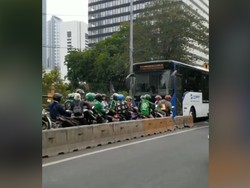 Pemotor Lawan Arus di Busway, Raja Afrika Beli Ratusan Mobil Mewah