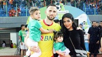 Lelhy setia mendampingi Spaso dimanapun sang suami bermain. Setelah menikah, pria 32 tahun ini sudah berganti klub sebanyak enam kali dengan membela Mitra Kukar, Persisam Putra Samarinda, Persib Bandung, Malaka United dan Bali United. (Foto: Instagram.com/@lelhyspaso)