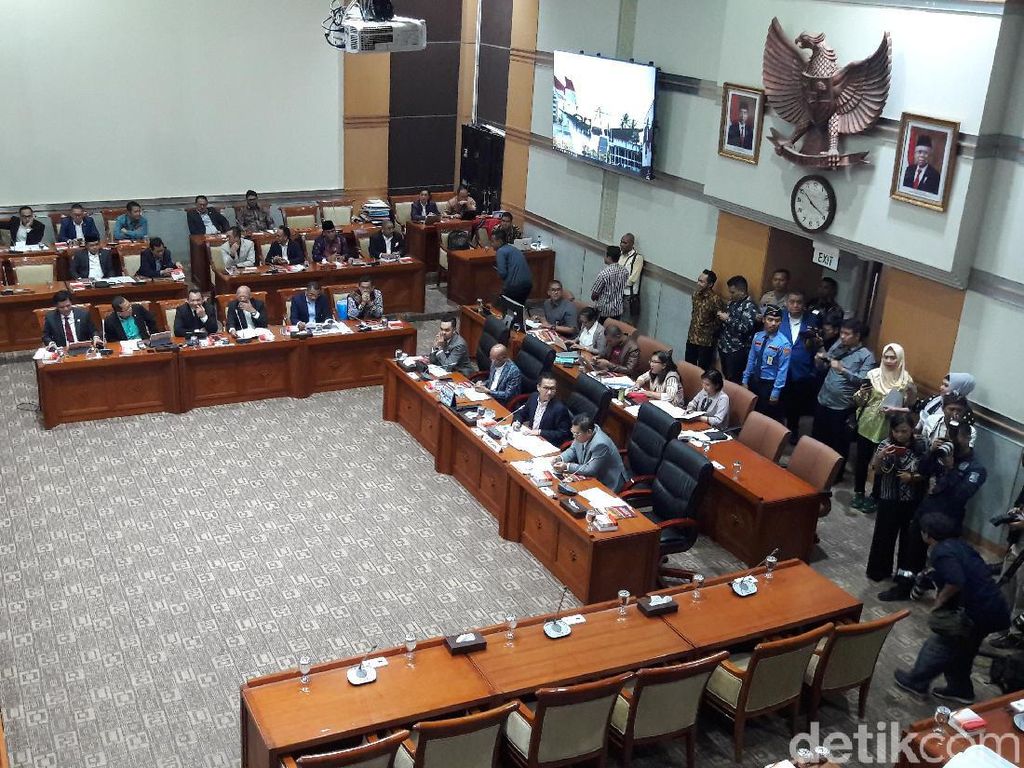 Kapolri Janji Terus Cari Penyiram Air Keras ke Novel di Raker Komisi III Kapolri Janji Terus Cari Penyiram Air Keras ke Novel di Raker Komisi III