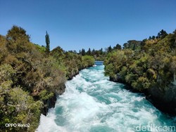 Terbius Keindahan Air Terjun Super Biru di New Zealand