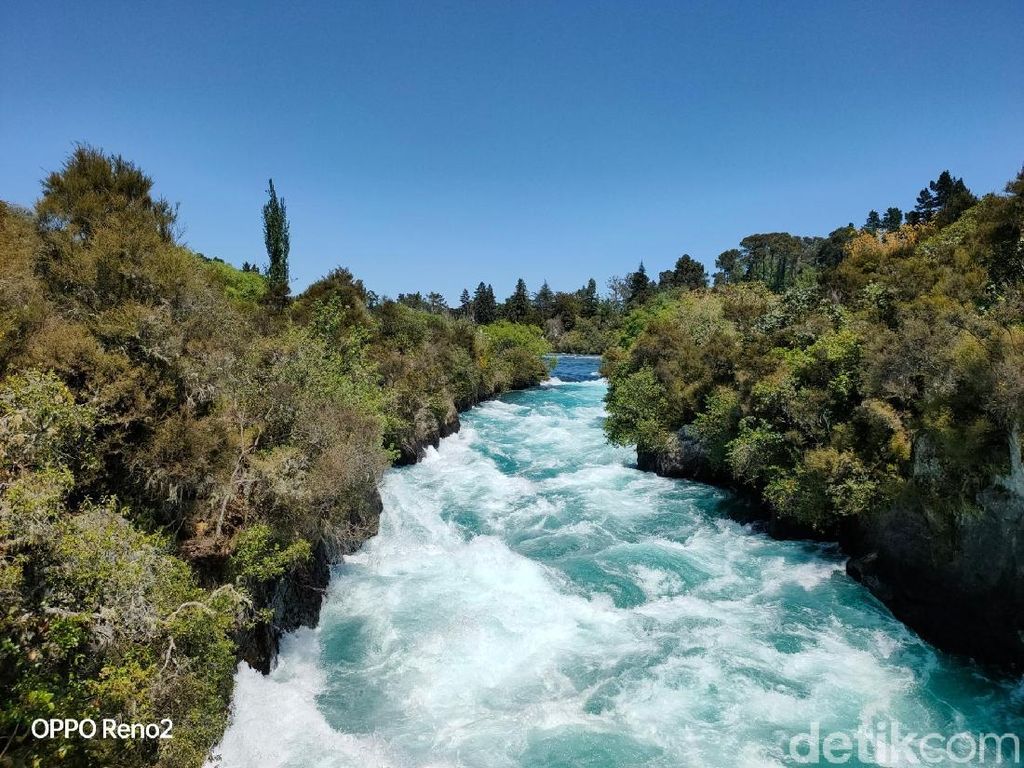 Terbius Keindahan Air Terjun Super Biru di New Zealand Terbius Keindahan Air Terjun Super Biru di New Zealand