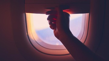 Rahasia Bentuk Oval Jendela Pesawat: Kenali Alasannya Dari Pilot Berpengalaman!