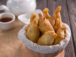 Minuman Hangat Makin Nikmat dengan 5 Camilan Enak Ini