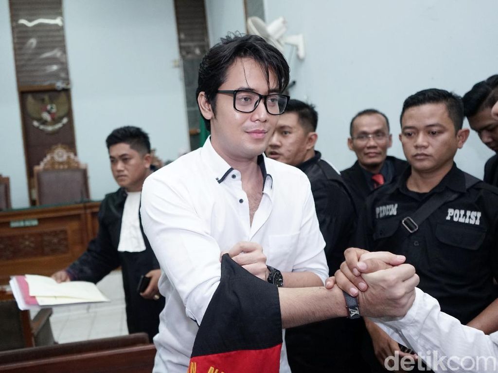 Usai Sidang, Kriss Hatta Dapat Kejutan dari Ibunya Usai Sidang, Kriss Hatta Dapat Kejutan dari Ibunya
