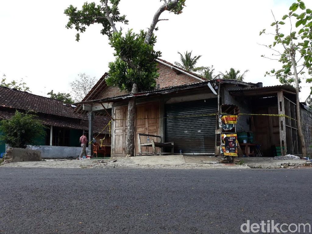 Terpasang Garis Polisi, Ini Rumah yang Digeledah Densus di Gunungkidul Terpasang Garis Polisi, Ini Rumah yang Digeledah Densus di Gunungkidul