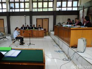 Robi Penyuap Bupati Muara Enim Jalani Sidang Perdana di PN Palembang Robi Penyuap Bupati Muara Enim Jalani Sidang Perdana di PN Palembang