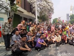 Ultah ke-58, Risma Ajak Forkopimda Surabaya Nikmati Tabebuya Bermekaran