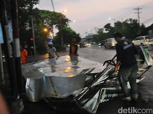Angin Kencang Terjang Kudus, 1 Baliho Roboh