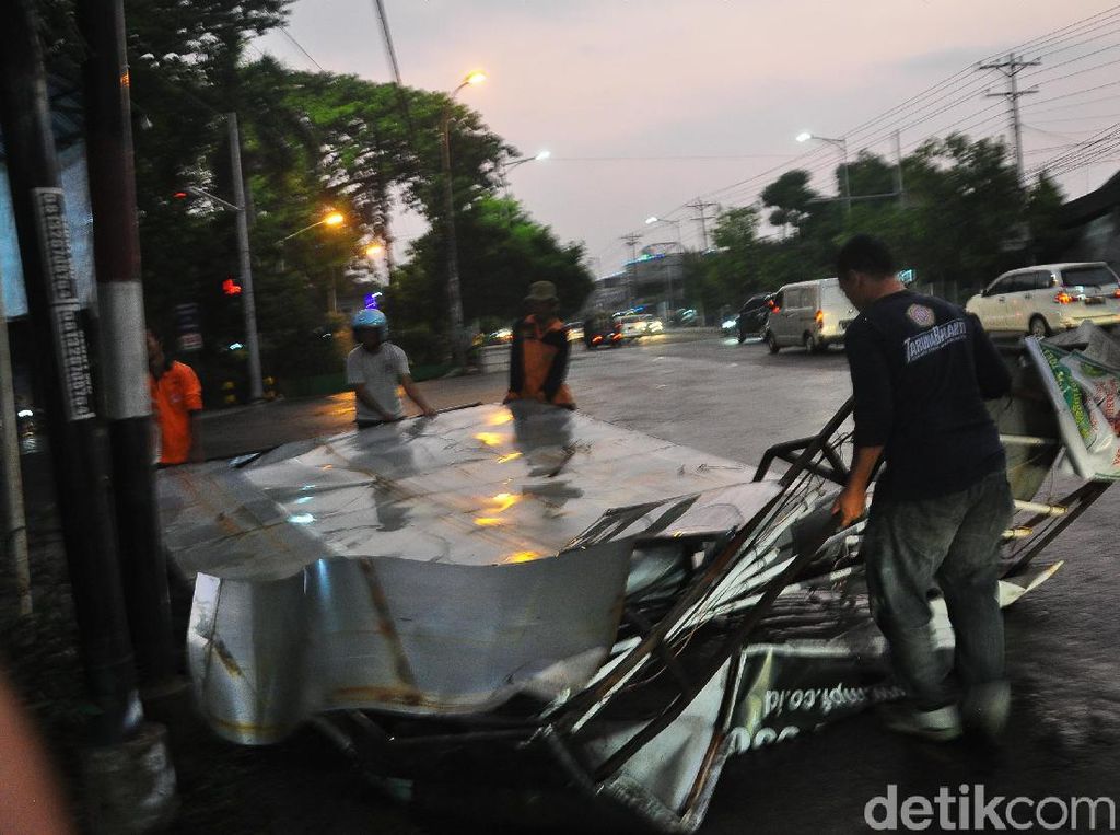 Angin Kencang Terjang Kudus, 1 Baliho Roboh Angin Kencang Terjang Kudus, 1 Baliho Roboh