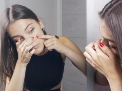 4 Cara Menghilangkan Jerawat dengan Prosedur Medis