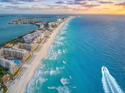 Model Playboy Tebar Pesona di Pantai Jelita