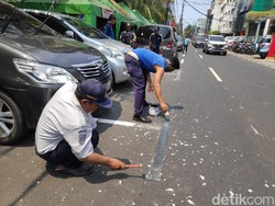 Dihapus, Bekas Marka Parkir yang Serobot Jalan di Jakpus Dicat Hitam