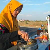 Laris! Penjual Cilok Cantik Ini Habiskan 30 Kilogram Tepung Setiap Hari