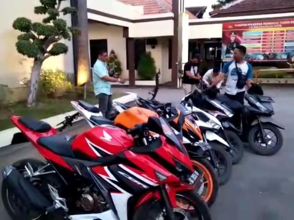 Belasan Motor Curian Dikubur dalam Jerami di Kampung Begal Pasuruan Belasan Motor Curian Dikubur dalam Jerami di Kampung Begal Pasuruan