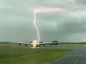 Pertama Kalinya, Ilmuwan Bisa Arahkan Sambaran Petir di Langit Pertama Kalinya, Ilmuwan Bisa Arahkan Sambaran Petir di Langit