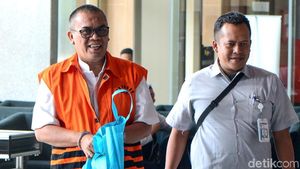 Senyum Bupati Nonaktif Muara Enim Saat Akan Diperiksa KPK