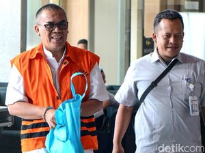 Senyum Bupati Nonaktif Muara Enim Saat Akan Diperiksa KPK