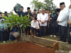 Tangis Pecah di Pemakaman Ketua PP Muhammadiyah Bahtiar Effendy