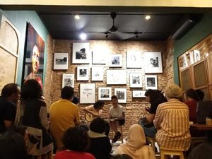 Pelayaran Intim Bersama Theoresia Rumthe dan Weslly Johannes