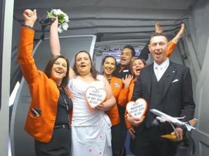 Pasangan Ini Nikah di Atas Ketinggian 37.000 Kaki