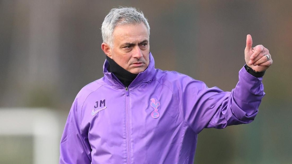 Jose Mourinho sedang memimpin latihan perdana Tottenham Hotspur. Foto: Twitter @SpursOfficial