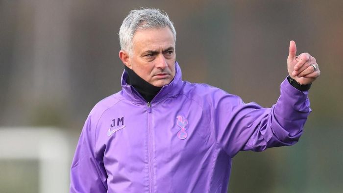 Jose Mourinho tengah memimpin latihan perdana Tottenham Hotspur Saat Mourinho Pimpin Latihan Pertama Tottenham