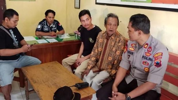 Viral kakek ditendang sang cucu karena bak mandi bau amis