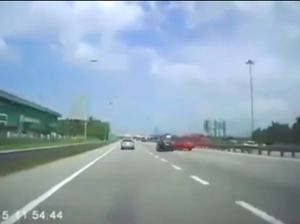 Tidak Pakai Seatbelt Penumpang Terlempar Keluar, Untung Masih Hidup!