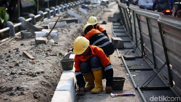 Potret Pekerja Percantik Trotoar Jalan Tomang Raya