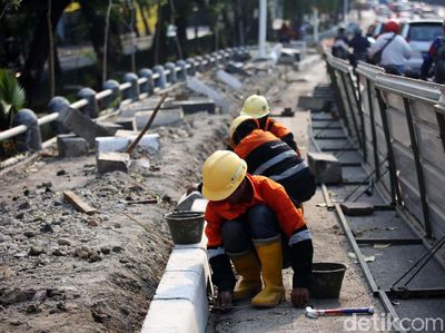 Potret Pekerja Percantik Trotoar Jalan Tomang Raya