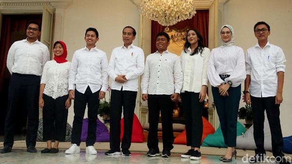 Momen Jokowi Kenalkan 7 Staf Khusus Baru dari Kalangan Milenial